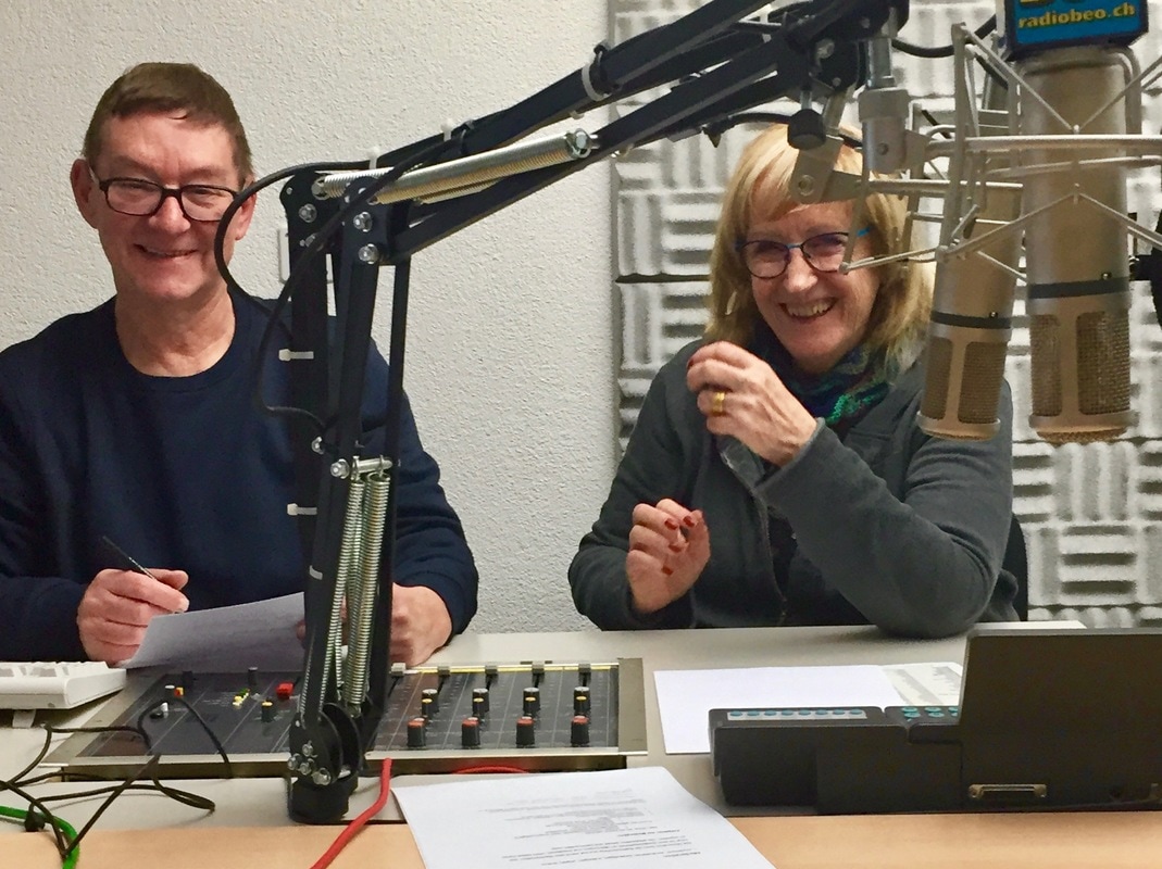 60Plus Redaktorin und Redaktor im Radio Studio