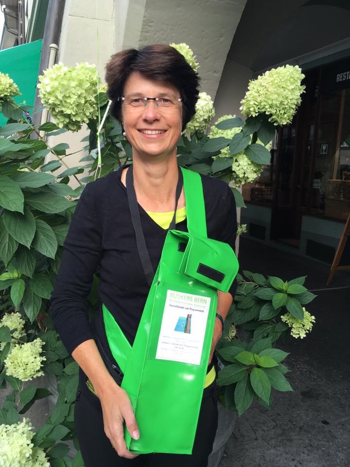 Ursula Zybach, Grossrätin von Bern, unterwegs als begeisterte Bändeliverkäuferin am Buskers 2017